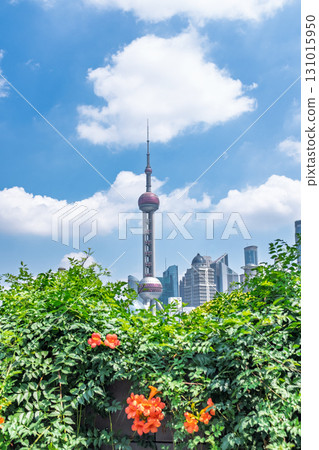 藍天白雲下的東方明珠塔與橘色凌霄花 131015950