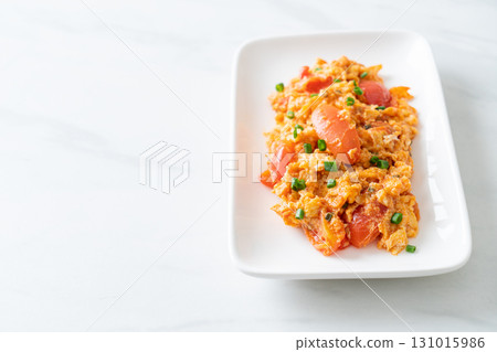 Stir-fried tomatoes with egg or Scrambled eggs with tomatoes 131015986