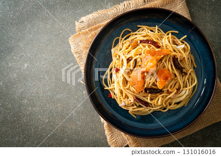 stir-fried spaghetti with salmon and dried chilli stir-fried spaghetti with salmon and dried chilli 131016016