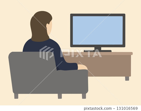 坐在沙發上看電視的女人 131016569