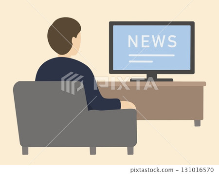 一個男人坐在沙發上看電視新聞 131016570