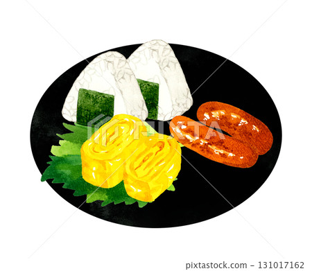 一組飯糰、玉子燒(煎蛋捲)和香腸。手繪水彩插圖。 一組飯糰、玉子燒(煎蛋捲)和香腸。手繪水彩插圖。 131017162