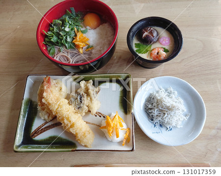 天婦羅蕎麥麵套餐/天婦羅蕎麥麵套餐範例 - 炸蝦天婦羅和賞月山藥蕎麥麵的日式套餐 131017359