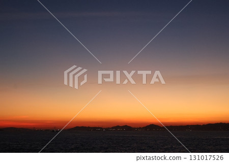 夜晚的大阪灣燈火通明，遠處群山環繞 131017526