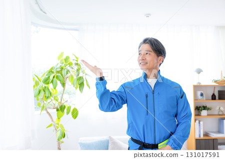 房屋清潔:穿著工作服的中年男子 房屋清潔:穿著工作服的中年男子 131017591