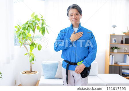 房屋清潔：穿著工作服的中年男子 131017593