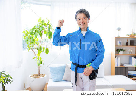房屋清潔：穿著工作服的中年男子 131017595
