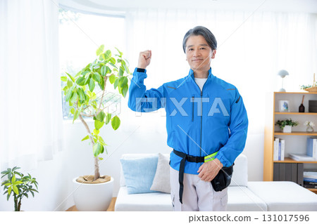 房屋清潔：穿著工作服的中年男子 131017596