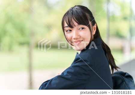 學校建築裡微笑的小學、國中和高中女生 131018181