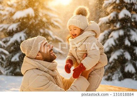 微笑的父母和孩子在雪林裡度過冬天 131018884