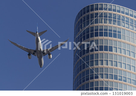 Planes flying over central Tokyo 131019003