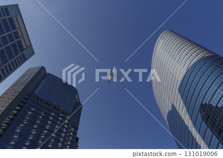 飛越東京市中心的飛機 131019006