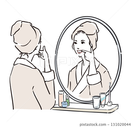 一位身穿浴袍的女士站在鏡子前刷牙 一位身穿浴袍的女士站在鏡子前刷牙 131020044