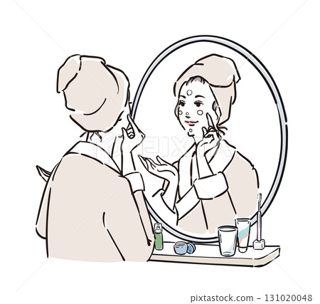 穿著浴袍的女人站在鏡子前進行皮膚護理 131020048