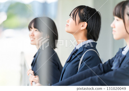 Smiling junior high school student, high school student, girl, student, high school girl (exam, grades) 131020049
