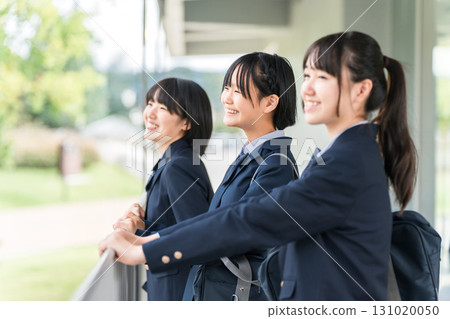 微笑的國中生，高中生，女孩，學生，高中女生（考試，成績） 131020050
