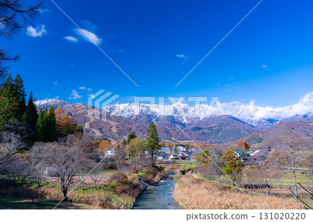 [Autumn Material] Three-tiered autumn foliage scenery seen from Oide Park in Hakuba Village in autumn [Nagano Prefecture] 131020220