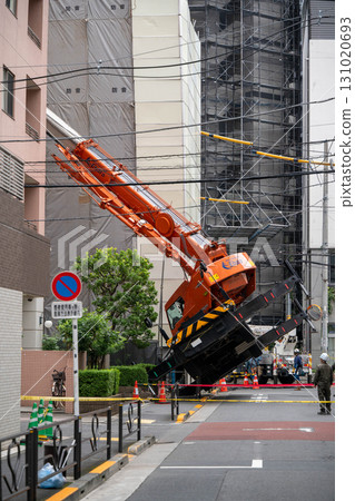 Accident at building demolition site where crane truck tilted heavily Koishikawa, Bunkyo Ward 25/09/20 131020693