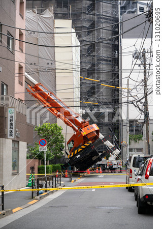 Accident at building demolition site where crane truck tilted heavily Koishikawa, Bunkyo Ward 25/09/20 131020695
