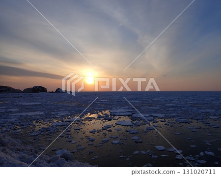 知床流冰和日落 131020711