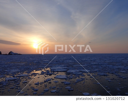 知床流冰和日落 131020712