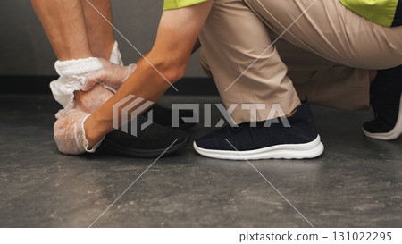 亞洲護理人員為老人換尿布 131022295