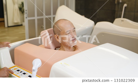 亞洲老年人正在使用機器輔助洗澡 131022309