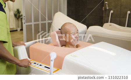 亞洲老年人正在使用機器輔助洗澡 131022310