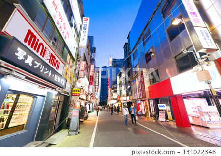 [東京] 5月 - 新宿車站附近的娛樂區 131022346