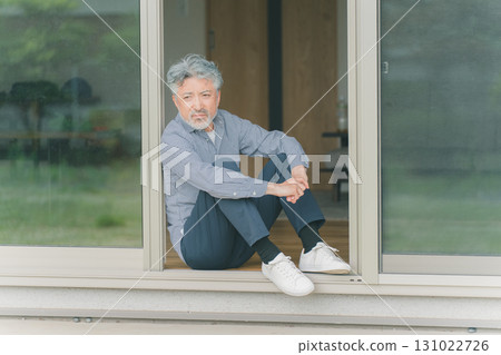 看窗口的老人 131022726