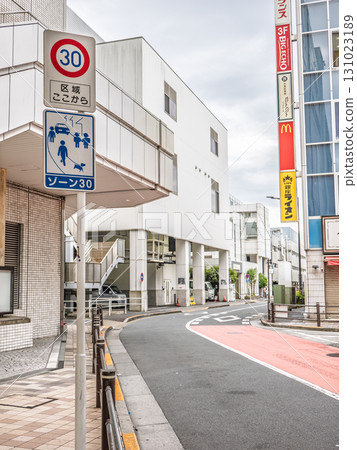 [Zone 30] 標誌，已採取社區道路措施的區域入口 131023189