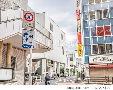 [Zone 30] 標誌，已採取社區道路措施的區域入口 131023190