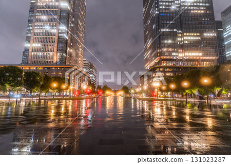 東京車站：美麗的雨夜景色 131023287