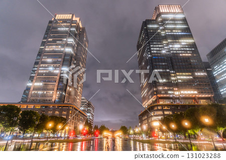 Tokyo Station: A gorgeous rainy night view 131023288