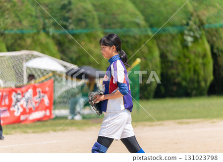 一名國中女生在俱樂部活動中投出壘球 131023798