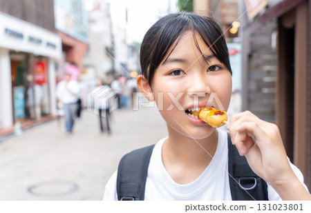 A teenage girl eating her way around while sightseeing in Kamakura 131023801