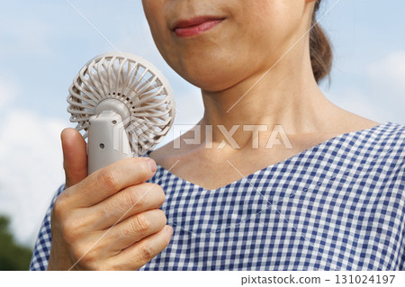 一個用方便的風扇冷卻的女人 131024197