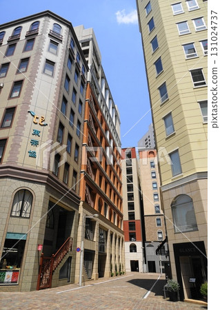 A European-style area lined with stylish buildings. April: Shiodome 20 Italian Town and Minato Ward Shiodome West Park 131024737