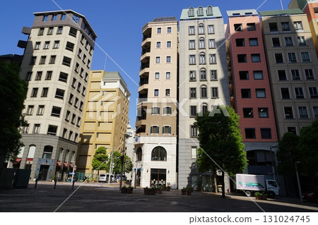 A European-style area lined with stylish buildings. May: Shiodome 37 Italian Town and Minato Ward Shiodome West Park 131024745