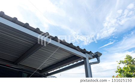 人工智慧生成的藍天背景下波紋金屬車棚的特寫圖像 人工智慧生成的藍天背景下波紋金屬車棚的特寫圖像 131025150