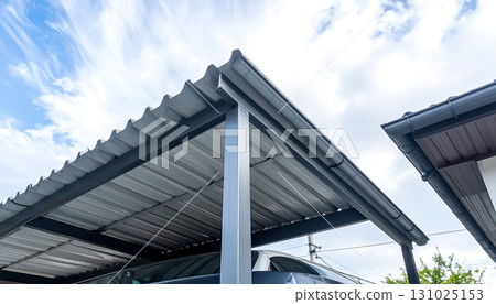 人工智慧產生的圖像：藍天下的車棚屋頂特寫 131025153