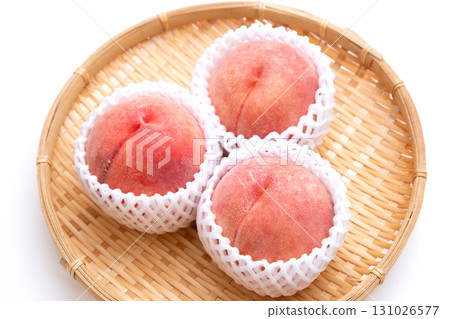 Peaches wrapped in cushioning material 131026577