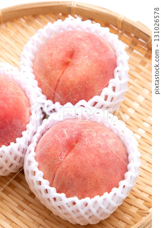 Peaches wrapped in cushioning material 131026578