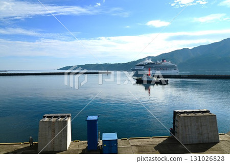 宮古港的早晨:豪華遊輪「飛鳥三號」抵達 宮古港的早晨:豪華遊輪「飛鳥三號」抵達 131026828