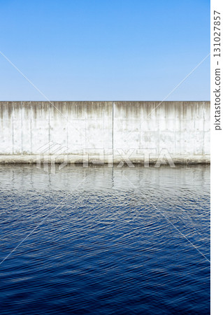 一片鹹水區，藍天和堤防 131027857