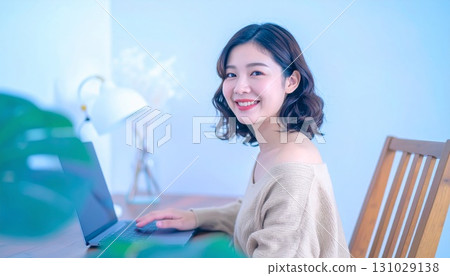 在家使用電腦工作的年輕女性 在家使用電腦工作的年輕女性 131029138
