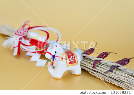 馬年新年材料：手持哈馬亞箭和護身符的白馬，辣椒裝飾 131029221