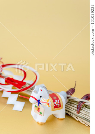 Year of the Horse New Year's Material: White Horse holding a hamaya arrow and a talisman, chili pepper decoration 131029222