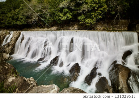美麗的瀑布 131029515