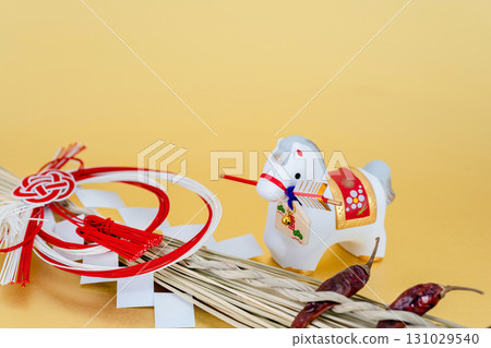Year of the Horse New Year's Material: White Horse holding a hamaya arrow and a talisman, chili pepper decoration Year of the Horse New Year's Material: White Horse holding a hamaya arrow and a talisman, chili pepper decoration 131029540